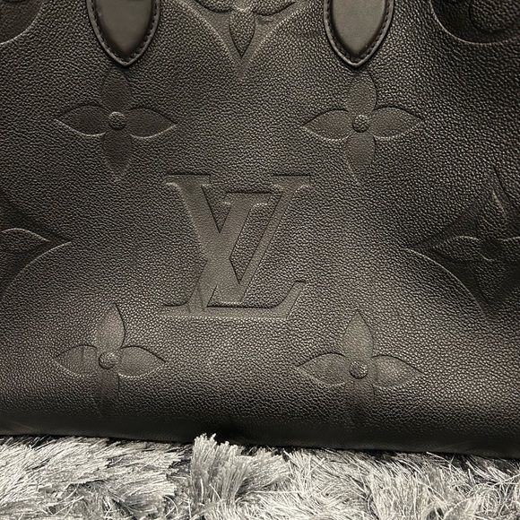 EUC Louis Vuitton ON THE GO GM BLACK travel bag - Picture 4 of 16